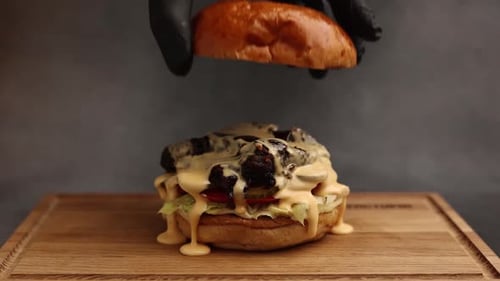 Köstlicher und saftiger Hamburger in einem Restaurant. Nahaufnahme