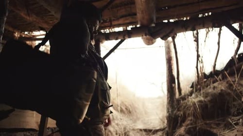 Le soldat quittant le refuge des Warriors saisit son sac à dos en sortant d'un bunker