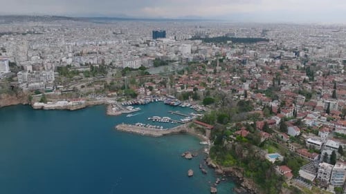 Panoramaaufnahme von Metropolis-Booten in Marina an der Meeresküste Historische Häuser in der Altstadt und