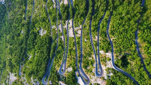 Estrada sinuosa: serpentina de Lovcensky com curvas perigosas que levam ao topo do Montenegrino