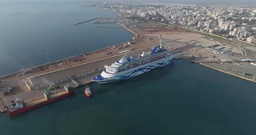 Vue aérienne d'un bateau de croisière amarré dans le port