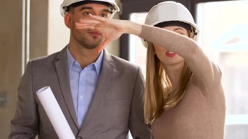 Concepto de arquitectura, construcción, negocios y personas: arquitectos con planos y cascos