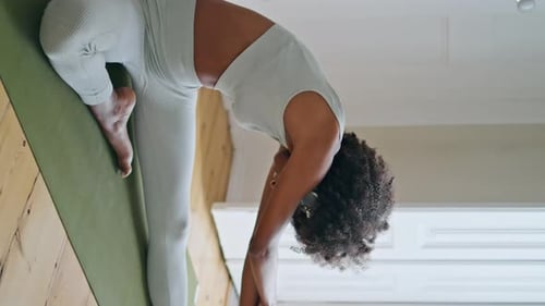 Colchoneta flexible para estirarse y hacer yoga corporal para niñas viendo vídeos en tableta en posición vertical