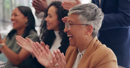 Negócios, equipe e aplausos pela conquista, celebração e sucesso pela campanha de marketing