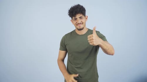 Hombre haciendo un gesto positivo ante la cámara.