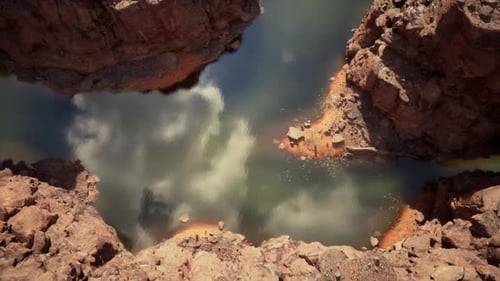 Vue aérienne du fleuve Colorado sinueux entouré de formations de canyons rocheux