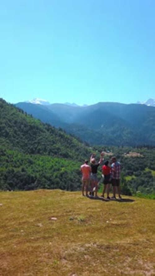 Pessoas felizes são viajantes, de pé na montanha e olhando para longe nas montanhas
