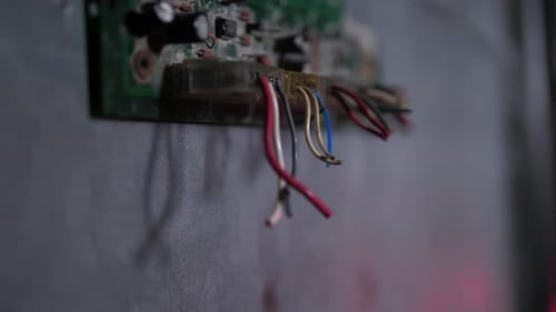 Gros plan des fils déchirés par une vieille puce sur le mur gris d'une pièce sombre