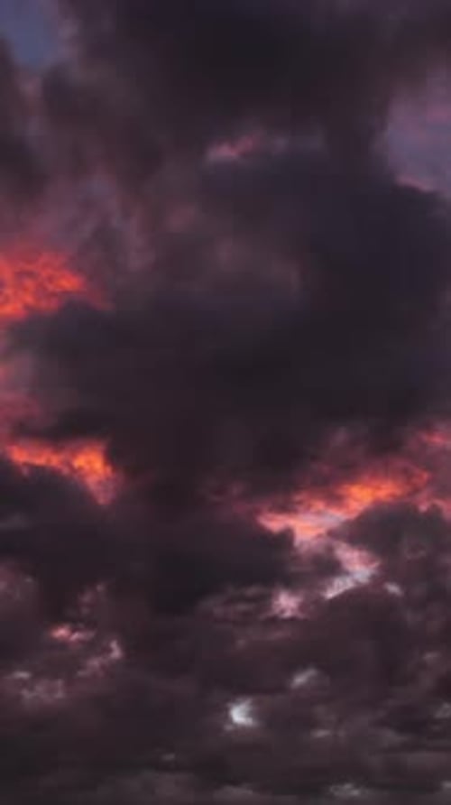 Vidéo verticale, fond de paysage nuageux rose