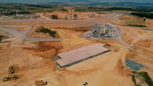 Vue aérienne de la machinerie lourde sur un chantier de construction