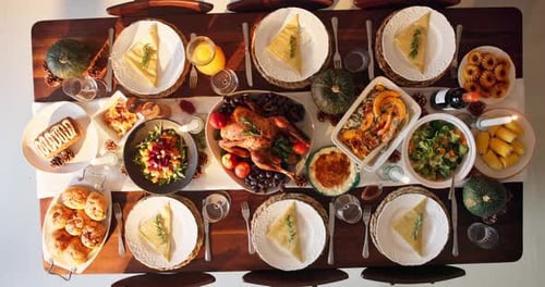 Ci-dessus, Thanksgiving et repas pour le dîner sur table avec disposition des assiettes, légumes