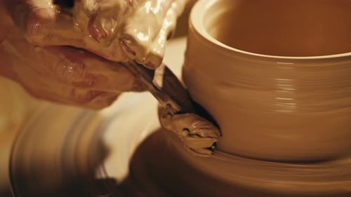 Woman Potter travaille avec de l'argile lors d'une master class sur le processus de travail en studio dans Ceramic Workshop Potter