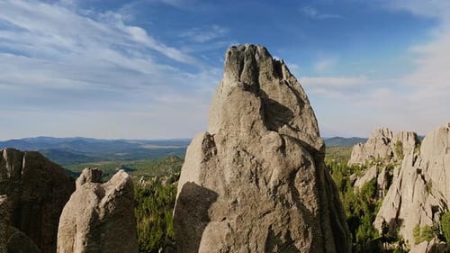 Des images aériennes époustouflantes de formations rocheuses stratifiées et de canyons dans l'ouest des États-Unis.