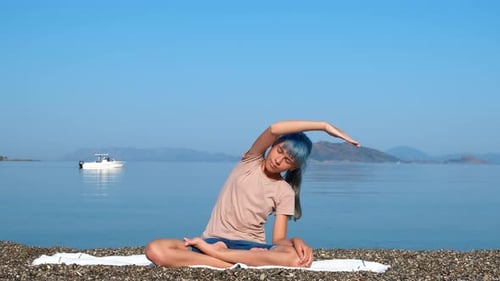 Exercices d'étirement pour adolescents sur le rivage