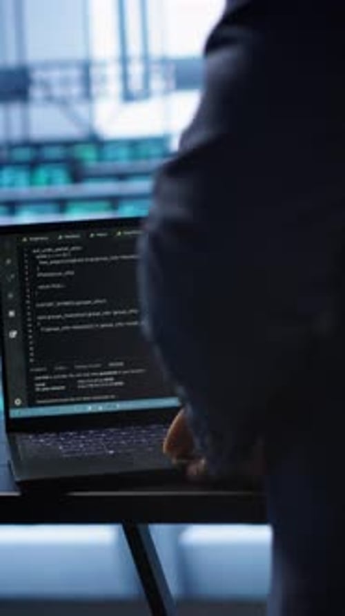 El ingeniero de vídeo vertical de Server Hub trabaja con un modelo computarizado de inteligencia artificial