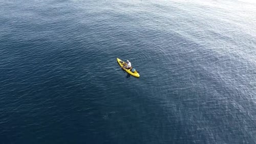Pesca en kayak, pesca con curricán, vista desde un dron. Pescador paseando en kayak por la aérea del mar Mediterráneo