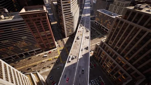 Hyperlapsus de congestion routière dans une ville urbaine animée pendant la journée