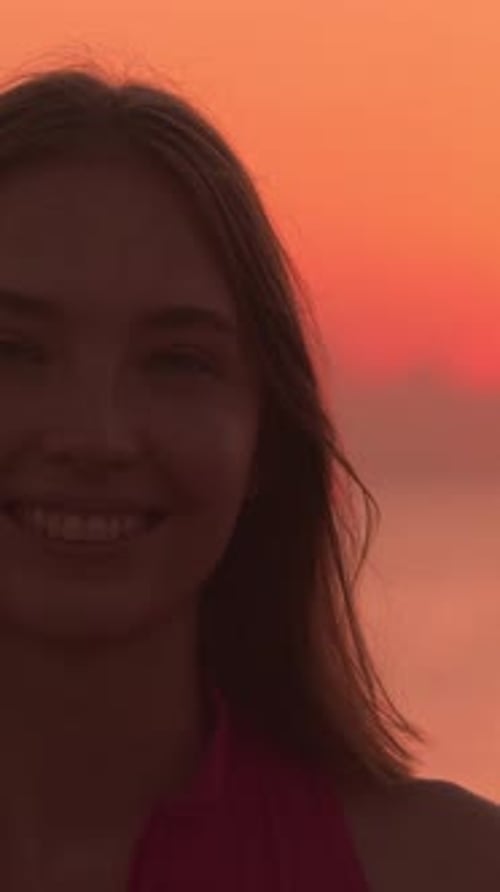 Gelassene Frau meditiert bei Sonnenaufgang am Strand und umarmt die Ruhe