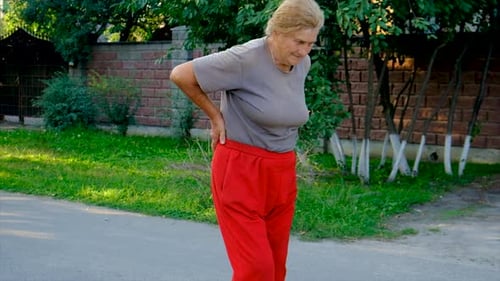 Grand-mère se blesse le dos sur la route