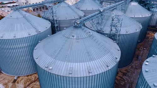 Envolez-vous au sommet de barils de céréales en fer. Elévateurs à greniers de l'entreprise agricole
.