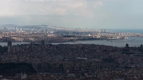 Luftaufnahme von Istanbul und dem Bosporus mit bewegten Wolken
