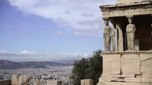 Descendez le long des murs de pierre à l'extérieur du porche des Cariatides près de l'Érechthéion jusqu'au
