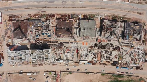 Imágenes aéreas de un gran complejo residencial durante las primeras etapas de la construcción