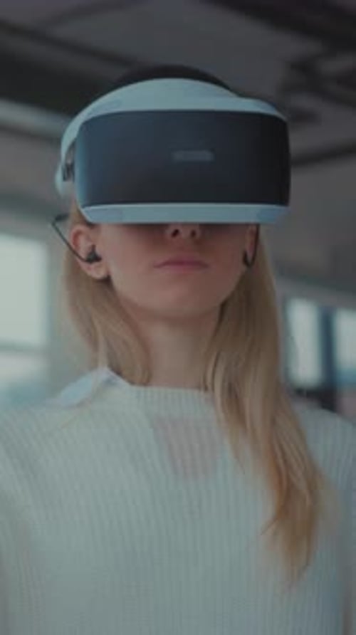Une jeune femme explore un prototype numérique Une jeune femme interagit avec la simulation numérique dans un contexte contemporain