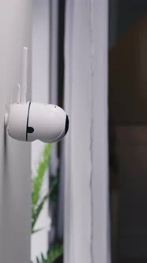 Mann schaltet CCTV-Kamera mit Tablet ein