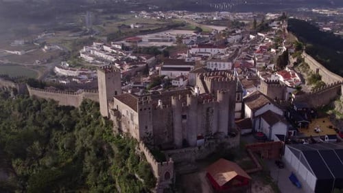Luftaufnahme der traditionellen Häuser und des Schlosses in Obidos, Portugal.