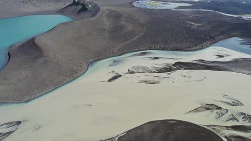 Luftaufnahme der abstrakten Wasserformation aus einer Flussmündung in Island.