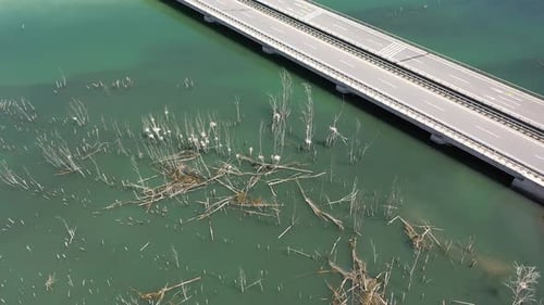 Vue aérienne du pont routier au-dessus du barrage