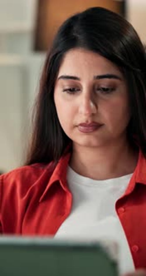 Creativa, empleada y mujer con tableta, oficina e investigación para un artículo en el sitio web