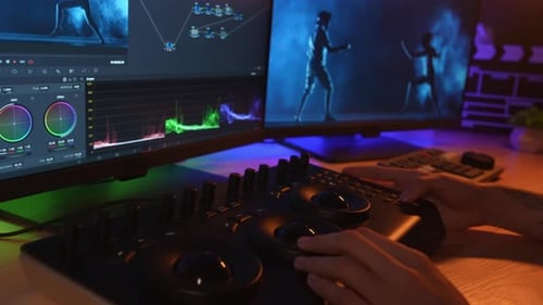 Nahaufnahme männlicher Hände, die am Schreibtisch am Mixer arbeiten und Video bearbeiten, die Sättigung ändern und