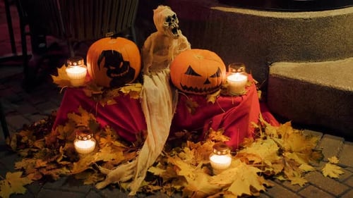 Gruselige Halloween-Kürbis-Dekoration im Restaurant