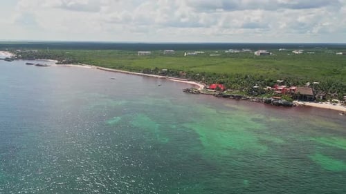 Vista aérea deslumbrante da praia de Tulum e da vegetação exuberante