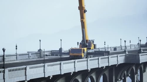 Gran grúa automática en el puente en construcción