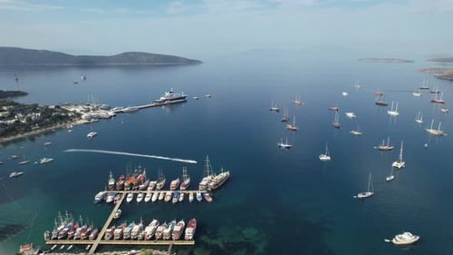 Drohnenaufnahme des Jachthafens von Bodrum mit geparkten Booten, türkische Riviera