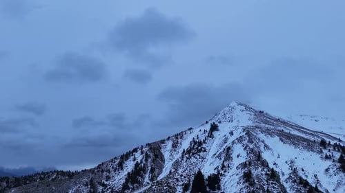 Vue aérienne de la montagne Helmos en Grèce et superbe paysage de sommets enneigés 4K 60fps