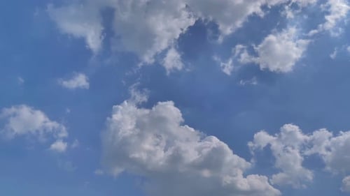 Zeitraffer von blauem Himmel, weiße Wolken, weiche weiße Wolken formen, blauer Himmel, weiße Wolken bewegen sich, schwimmen schnell
