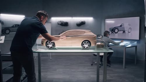 Des concepteurs fabriquent un prototype de voiture à partir