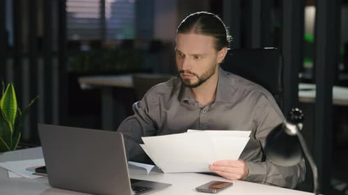 Konzentrierter Mann Geschäftsforschung Analysieren Ergebnis Firmenkorrespondenz Männlicher Kerl Daten einchecken