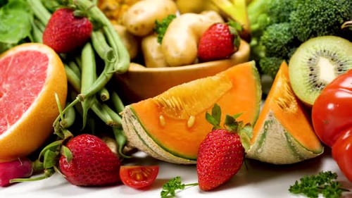 Lebendiges Obst und Gemüse Eine farbenfrohe Mischung aus frischen Produkten für die Gesundheit