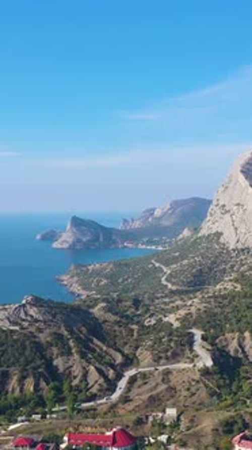 Berg Sokol und Kap Capchik an einem sonnigen Tag, Krim, Russland, Luftaufnahme, Vertikales Video
