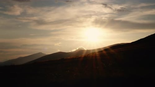 Sonnenuntergang über Bergrücken, Luftnaturlandschaft.