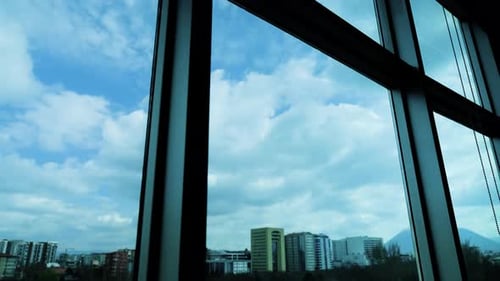 Schneller Wolkenfluss am Himmel draußen vom Bürofenster
