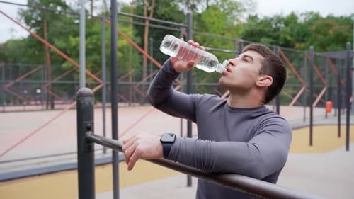 Botella de agua para beber después del entrenamiento, atleta y deshidratado, cansado