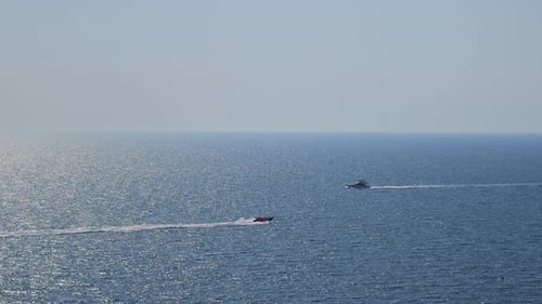 Vue aérienne d'un bateau dans les eaux bleues et claires Vue de dessus d'un bateau blanc naviguant vers la mer bleue