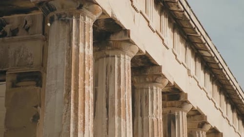 Columnas de mármol dórico en la columnata del templo de Hefesto en la antigua Ágora, Atenas, Grecia antigua