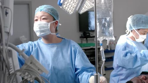 Diverse weibliche Chirurgen operieren Patienten im Operationssaal, Zeitlupe
